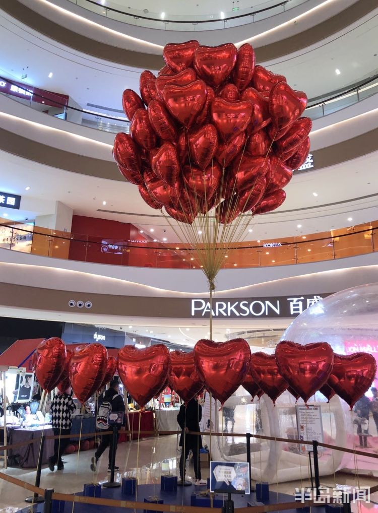 青岛:商场内营造情人节氛围 预热"爱情"