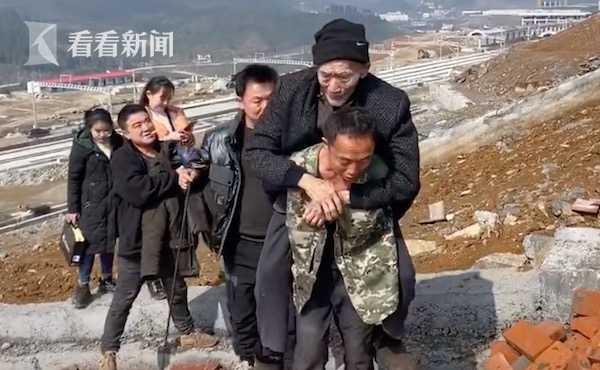 2公里40分钟！三个儿子轮流背89岁父亲看高铁：满足老人新年愿望休闲区蓝鸢梦想 - Www.slyday.coM