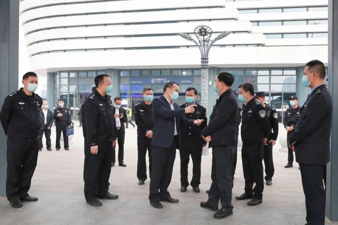 大年初一,副市长,市公安局党委书记,局长黄建平深入茂名市公安机关