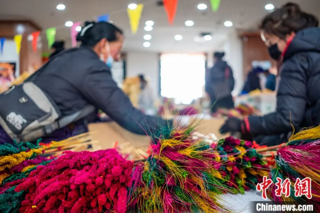 上图为藏年花，藏语称“罗萨美朵”，藏语中，“罗萨”是藏历新年，“美朵”是鲜花的意思。插上“罗萨美朵”寓意着来年有一个美满、丰收的幸福年。何蓬磊 摄