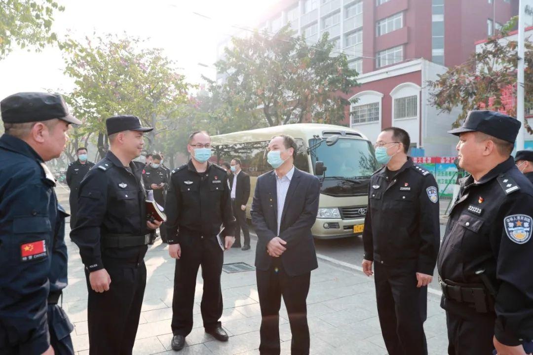 随后,黄建平来到茂名高铁南站,与执勤民警一一握手,向他们表示亲切