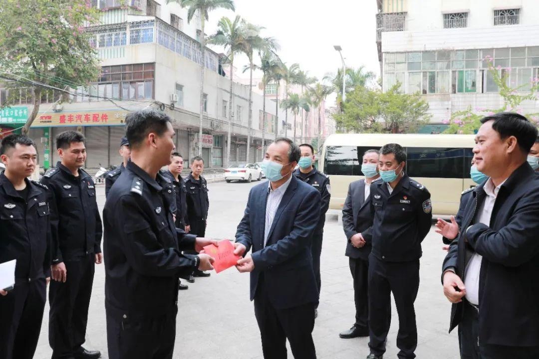 黄建平检查春节安保工作并亲切慰问值勤民警职工辅警牢记初心坚守岗位