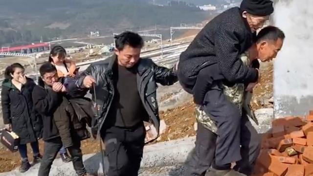 2公里40分钟！三个儿子轮流背89岁父亲看高铁：满足老人新年愿望休闲区蓝鸢梦想 - Www.slyday.coM