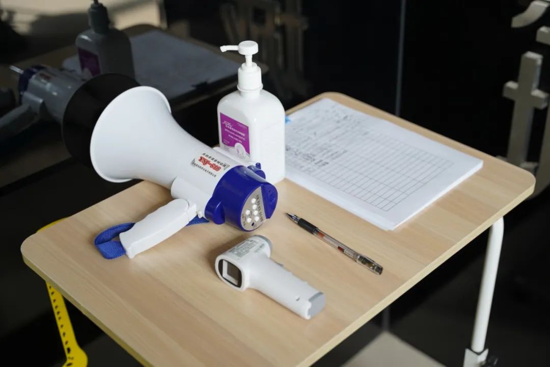 影院门口摆放的体温计、消毒液和观众登记表。澎湃新闻记者 揭书宜 摄