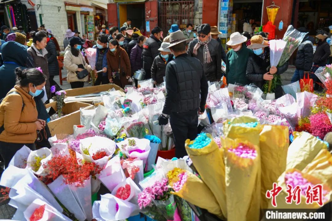 拉萨民众在年货市场购买鲜花。江飞波 摄