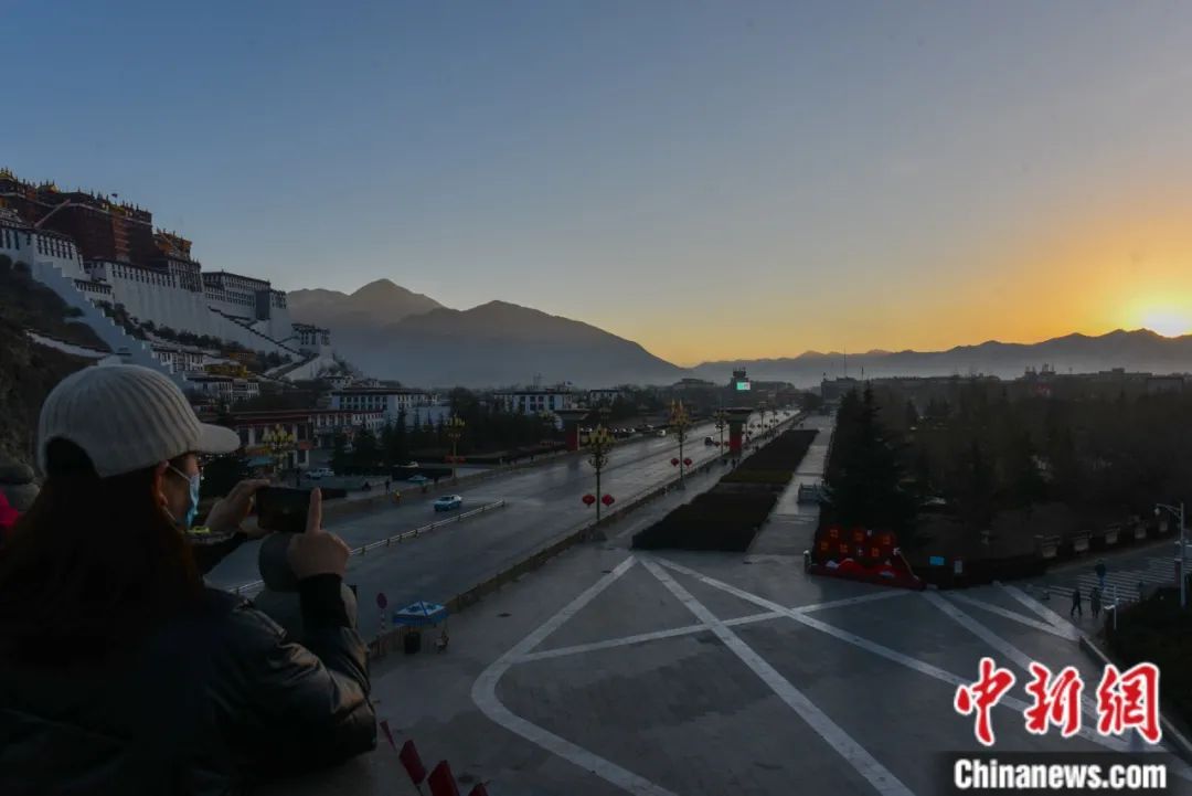 春节、藏历新年初一，游客在布达拉宫观景台等待日出。江飞波 摄