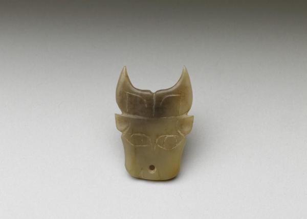 商睌期至西周早期玉牛,玉质特别,一半为碧绿色,一半为浅赭色,绿色的