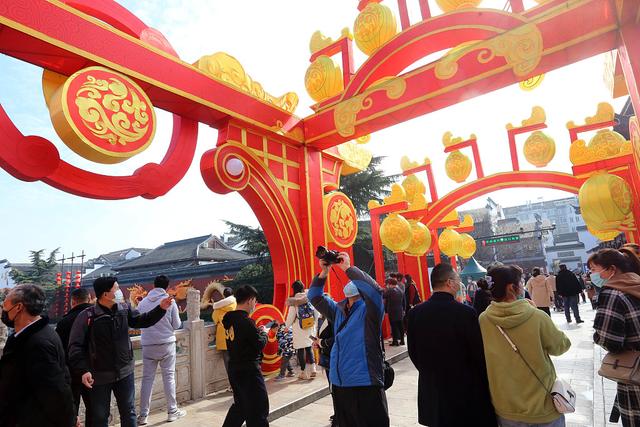 2021年2月13日,南京,大年初二,夫子庙景区迎来众多游客,人们在景区有