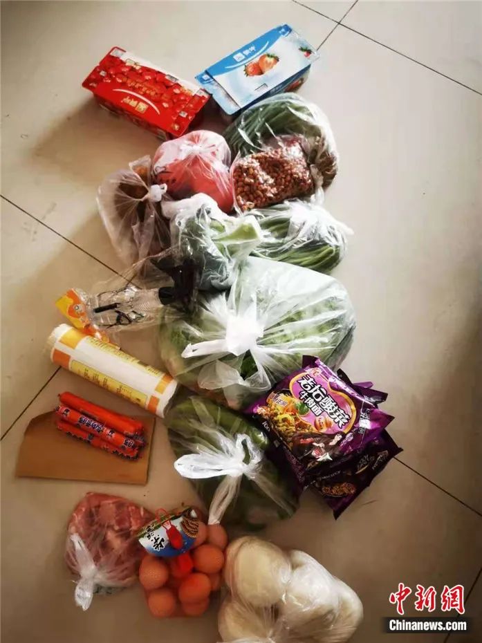 古娟在隔离时收到的生活物资。受访者供图