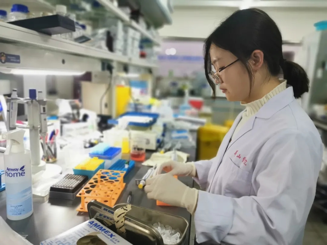 徐慧雯正在做实验