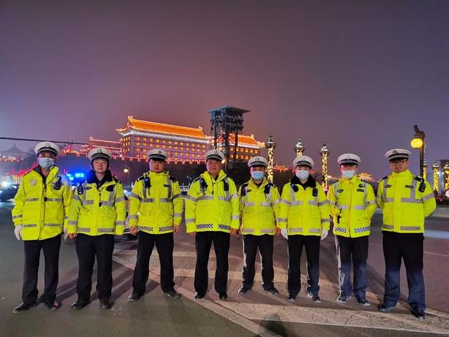 西安碑林交警就地过年灯展火连续八小时执勤不休息确保交通安全有序