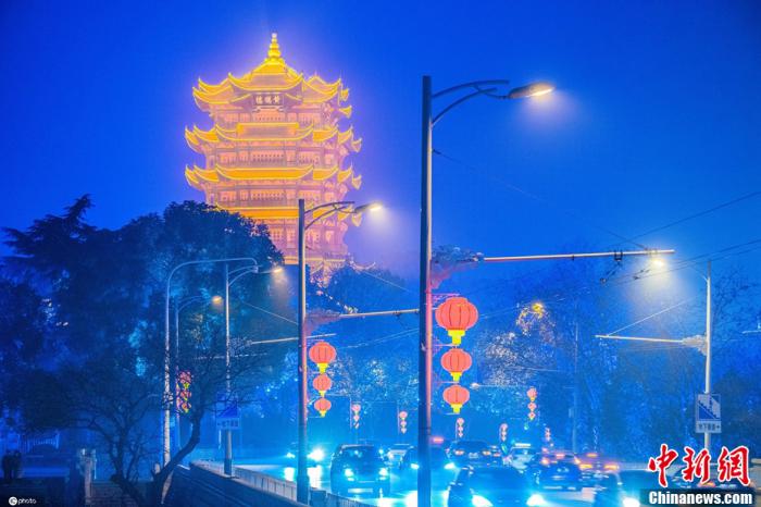 湖北武汉大街小巷挂着的鲜艳红灯笼，传递出浓郁的传统文化味儿，正营造出浓厚的节日喜庆氛围。图片来源：ICphoto