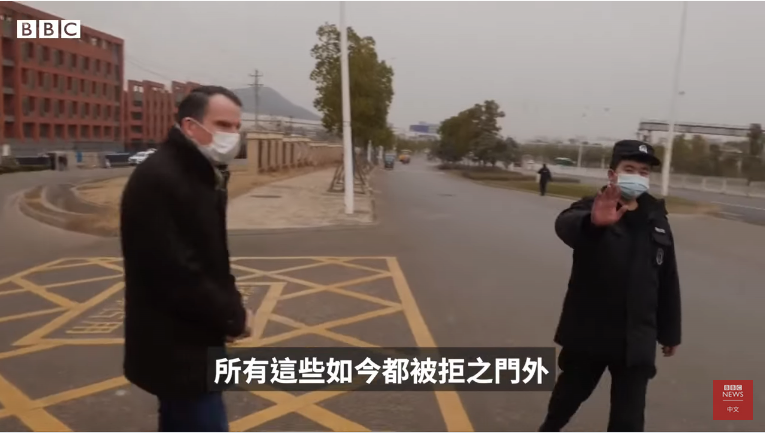 BBC驻华记者沙磊（John Sudworth）极力描绘“中国掩盖疫情”的场景 （BBC视频截图）