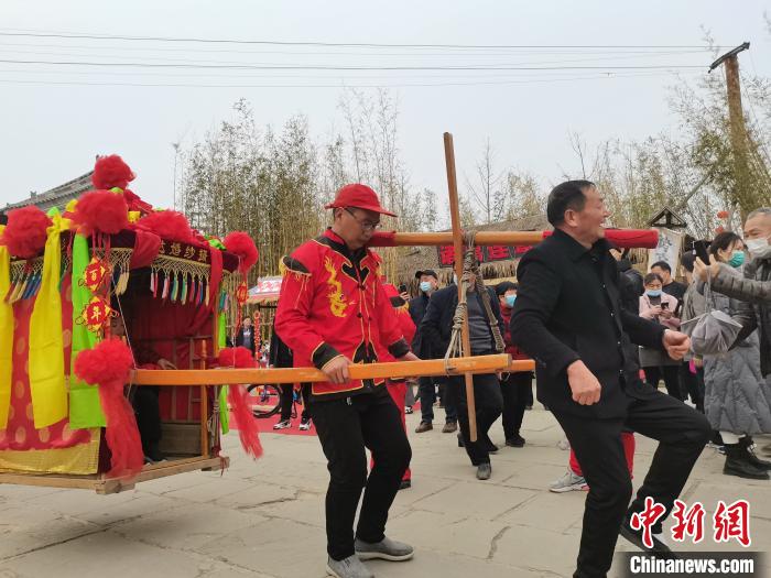 郑州:市民游"古寨"过大年