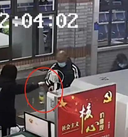 太拼！坐火车带2斤白酒被拦，男子当场吹瓶！结果…休闲区蓝鸢梦想 - Www.slyday.coM