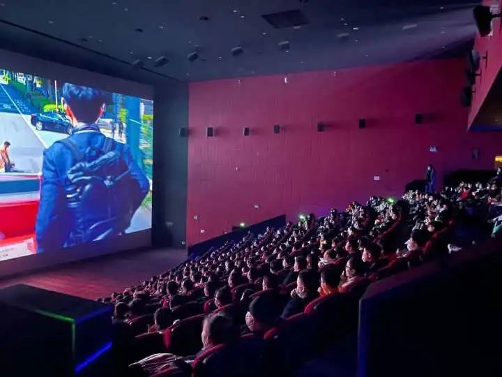 电影院坐满人的图片图片