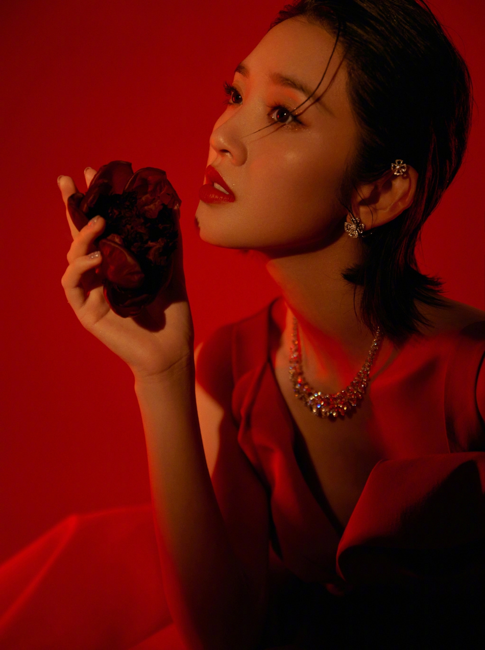 唐艺昕晒新春大片贺新年 着露背红裙大秀优越天鹅颈