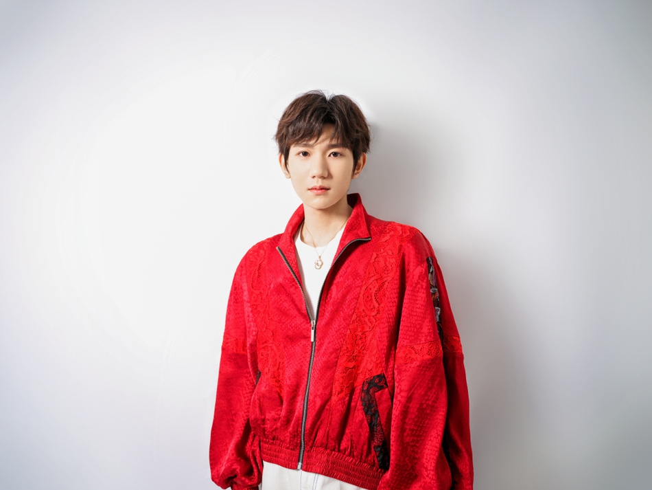 王源穿红色暗纹夹克红火喜庆举牛气冲天送祝福