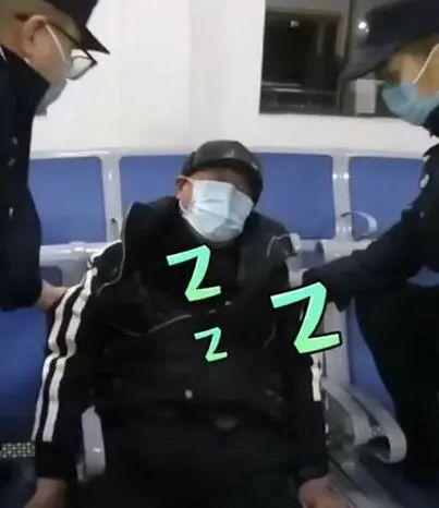 太拼！坐火车带2斤白酒被拦，男子当场吹瓶！结果…休闲区蓝鸢梦想 - Www.slyday.coM