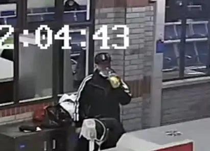 太拼！坐火车带2斤白酒被拦，男子当场吹瓶！结果…休闲区蓝鸢梦想 - Www.slyday.coM