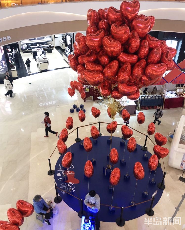 青岛:商场内营造情人节氛围 预热"爱情"