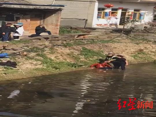 男子跳河轻生 女警跳入脏兮兮的河水中奋勇救起休闲区蓝鸢梦想 - Www.slyday.coM