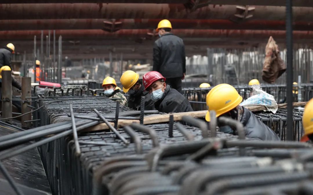 地铁冬奥支线模式口站的施工场地内,工人们正在绑扎钢筋.