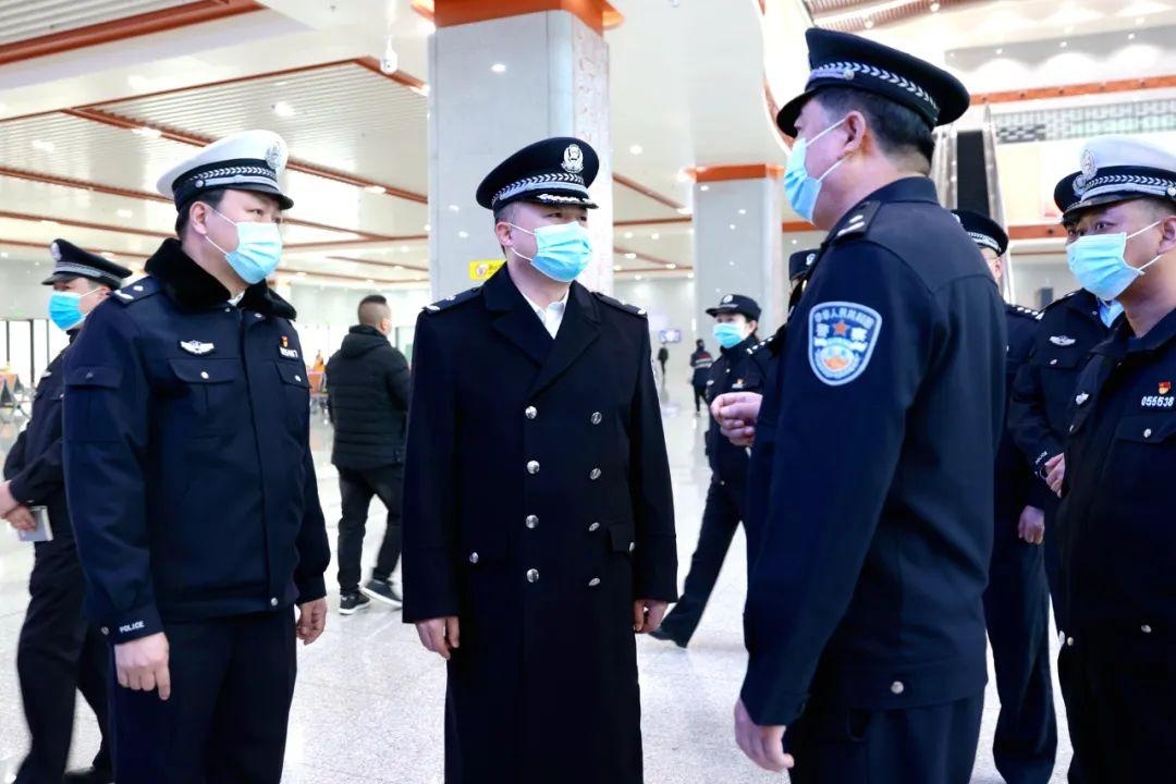 春节我在岗丨陈浩看望慰问春节期间坚守岗位的民警辅警