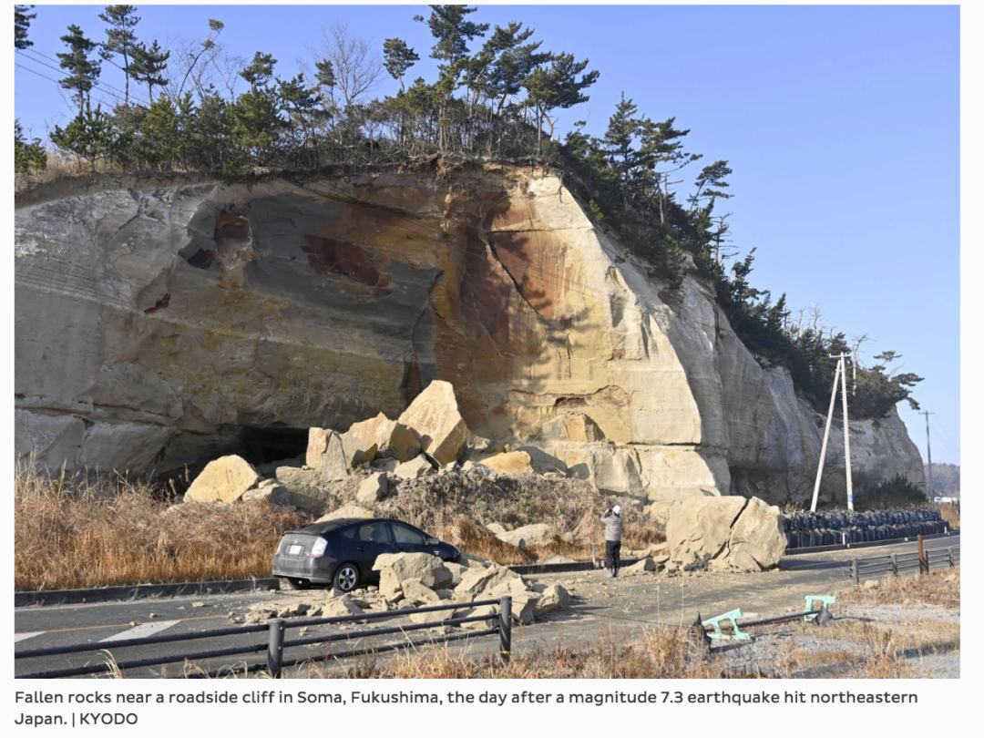 地震发生后，福岛县相马市的岩石掉落。/ 《日本时报》网站截图