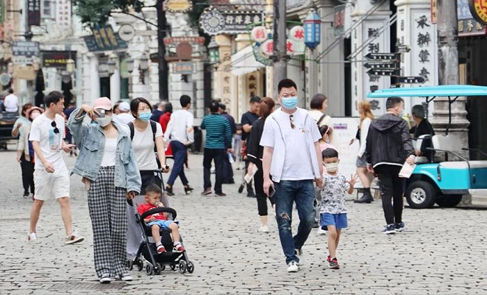 游客打卡海口观澜湖华谊冯小刚电影公社。图片来源：海口市旅游和文化广电体育局