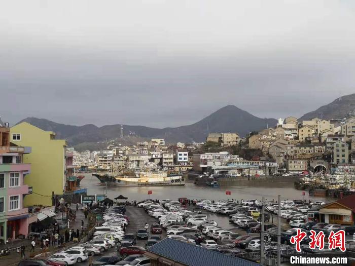 春节假期，温岭石塘小箬村的停车场，车辆进进出出。童笑雨 摄