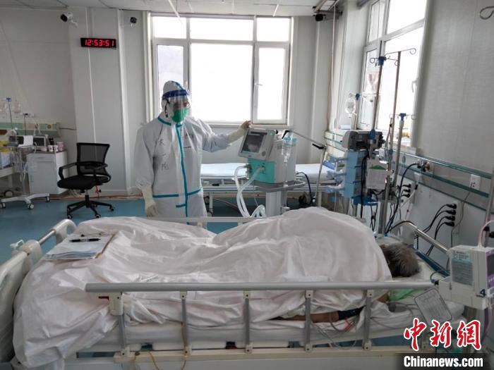 42岁的李洪祥博士是吉林大学白求恩第一医院重症医学科三组主治医师,2