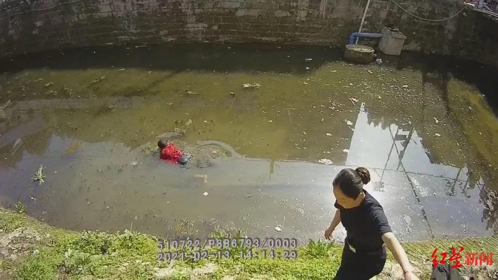 男子跳河轻生 女警跳入脏兮兮的河水中奋勇救起休闲区蓝鸢梦想 - Www.slyday.coM