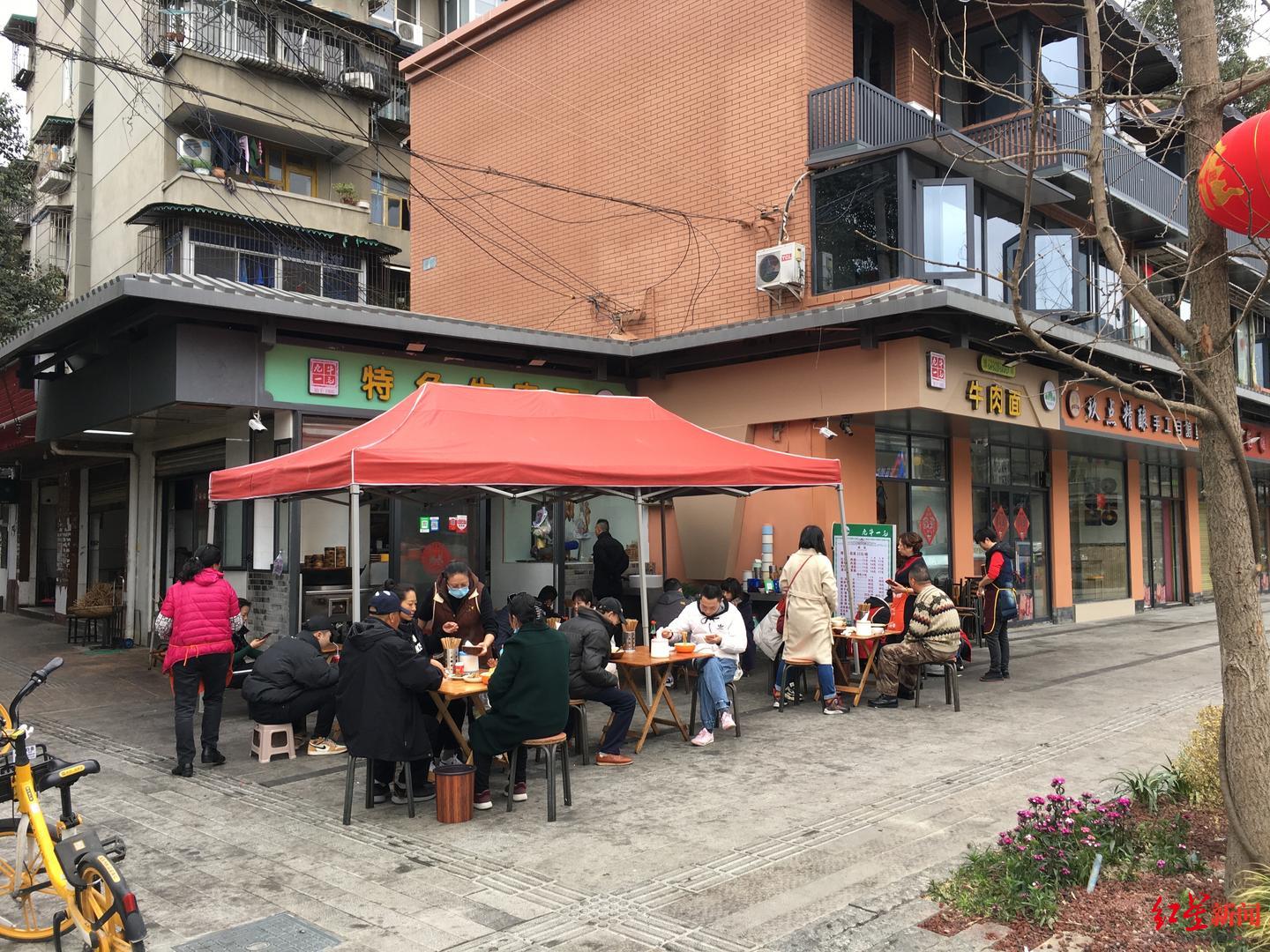 打卡成都一环路面街面香缭绕烟火味浓大部分商家营业