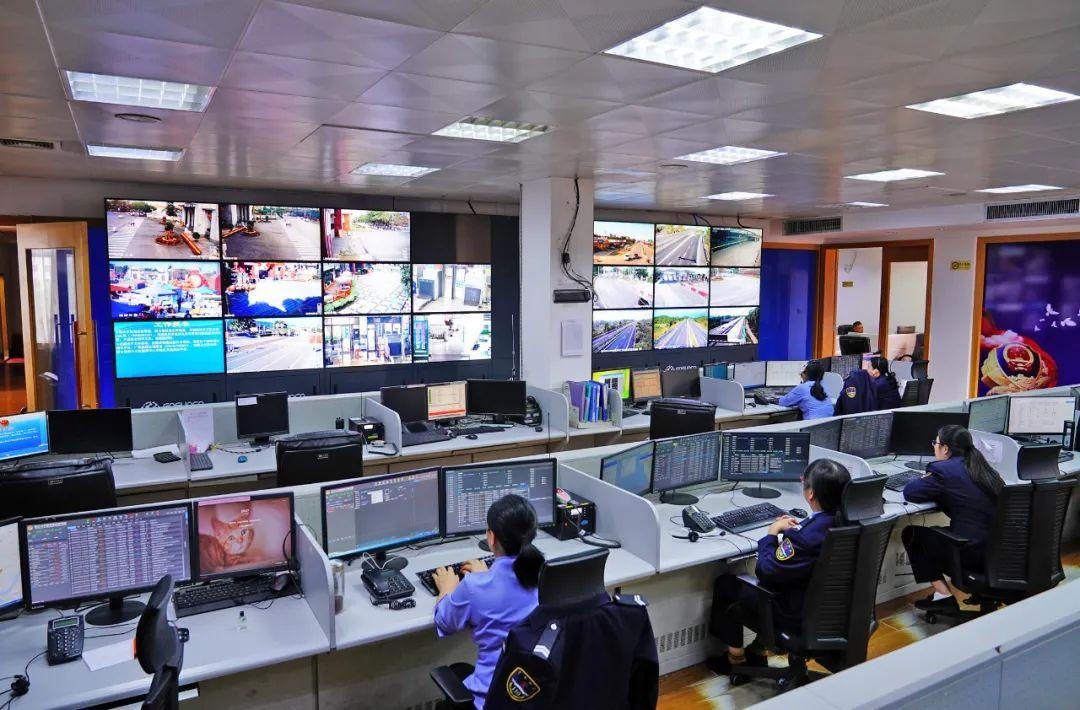 实时监控全市人流密集重点场所,带你看看市公安局指挥中心110指挥室