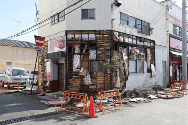 这是2月14日在日本福岛县相马市拍摄的一处因地震导致外墙脱落的房屋。新华社记者 杜潇逸 摄