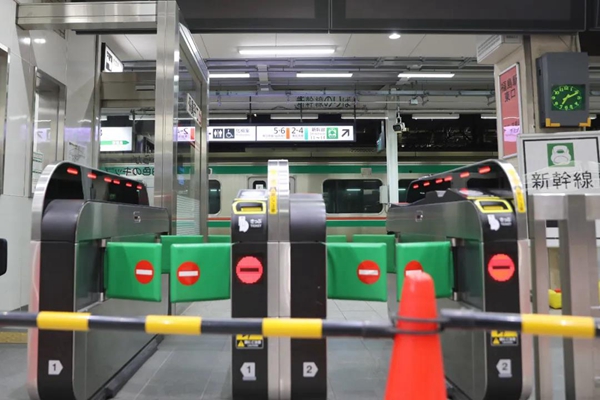 2月14日，在日本福岛县福岛市，福岛车站内列车停运，站台闸机封闭。新华社记者 杜潇逸 摄