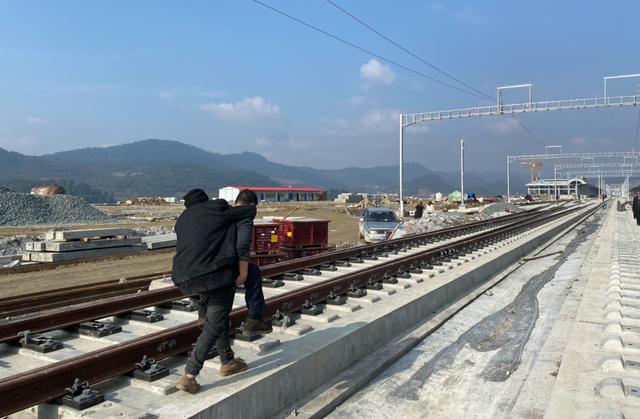 89岁父亲想看高铁，三个儿子想出这个办法……休闲区蓝鸢梦想 - Www.slyday.coM