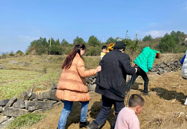 89岁父亲想看高铁，三个儿子想出这个办法……休闲区蓝鸢梦想 - Www.slyday.coM