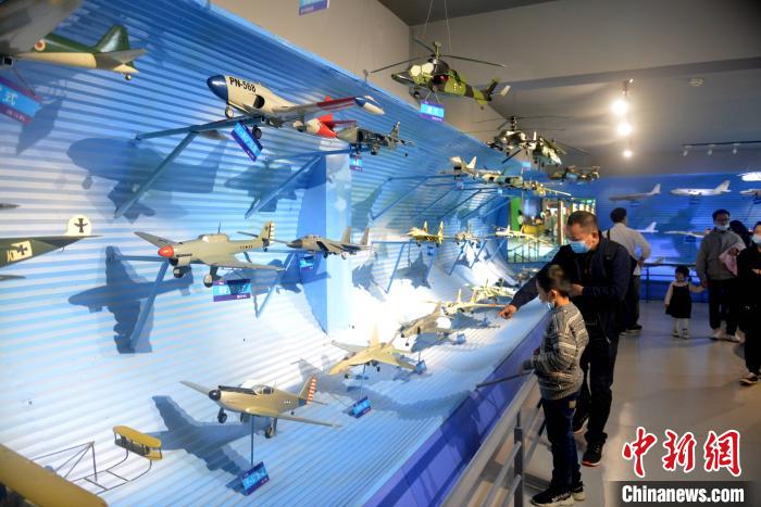 图为小朋友参观飞机模型展. 吕明 摄