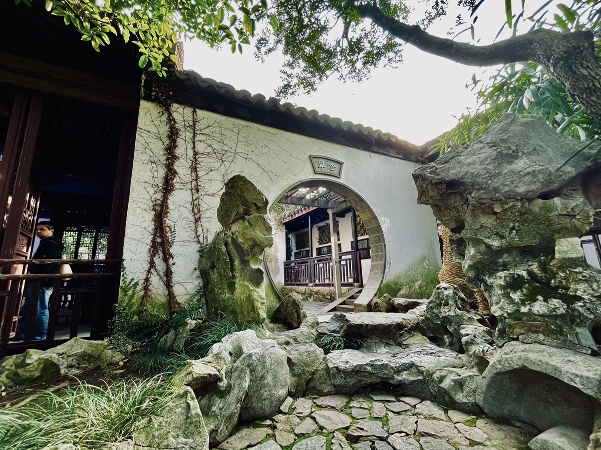 江苏无锡寄畅园游客如织风景如画