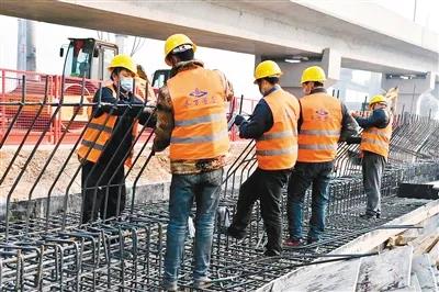 建筑工人春节期间坚守在项目施工一线。图片来源：西安发布