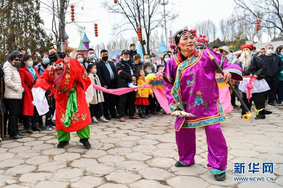 这是2月14日在山西省汾阳市贾家庄村民俗庙会上拍摄的民俗演出.