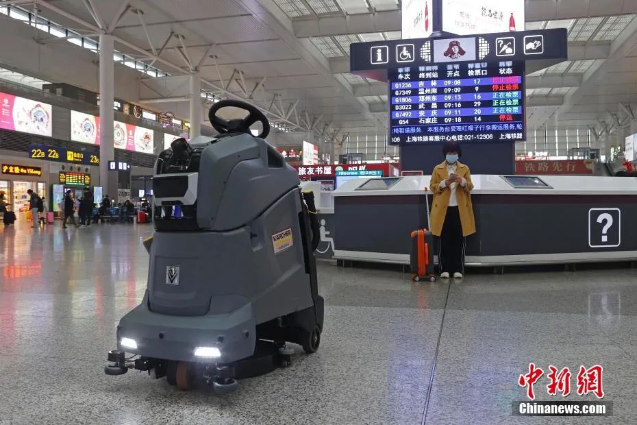 资料图：无人机器人在铁路上海虹桥站内一边保洁、一边进行消毒作业。殷立勤 摄