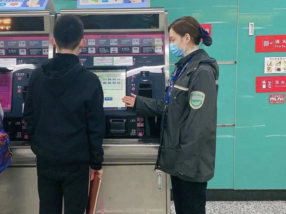 站务安全员每天都会进行上千次的接车三转体及安全提示语服务.