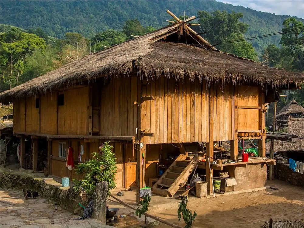 中国最后的原始部落大火后只剩下三四栋较完整的房屋