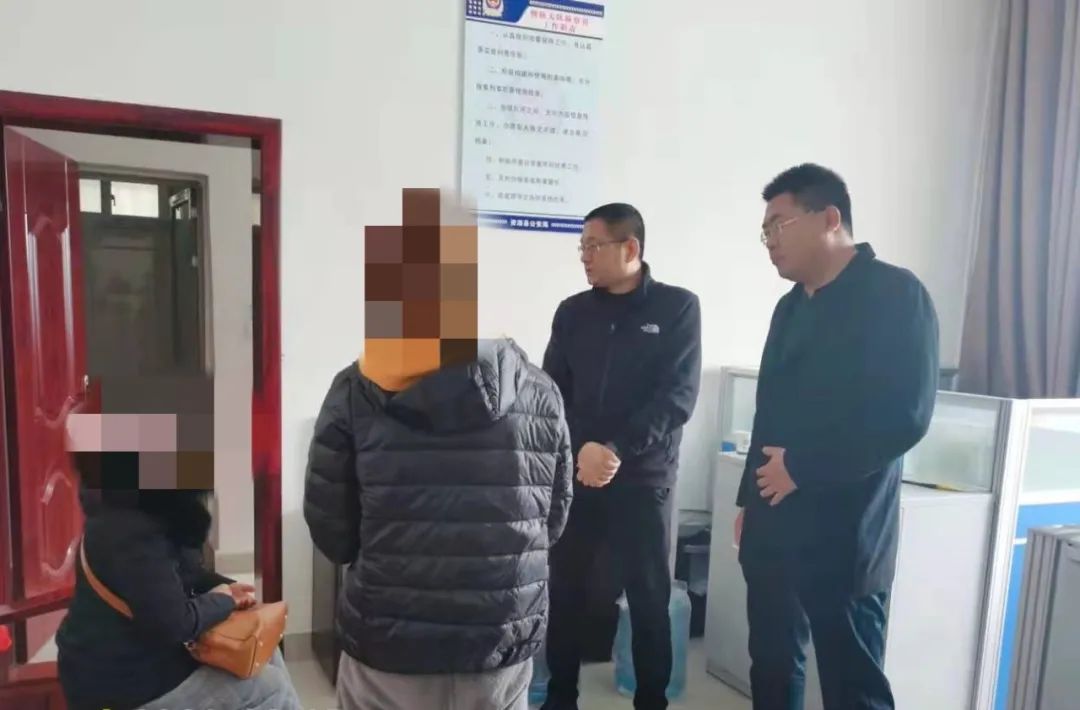 春节期间,民警发现陈某在广西桂林活动的重要线索,立即放弃春节假期