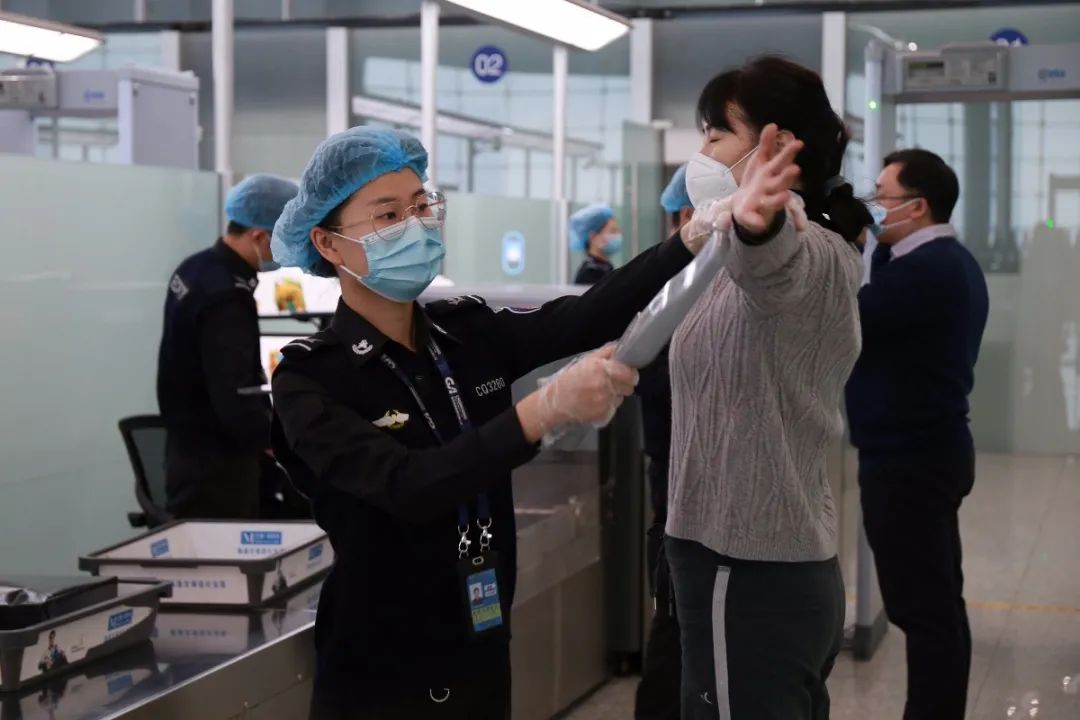 坚守岗位的机场工作人员.图:重庆江北机场