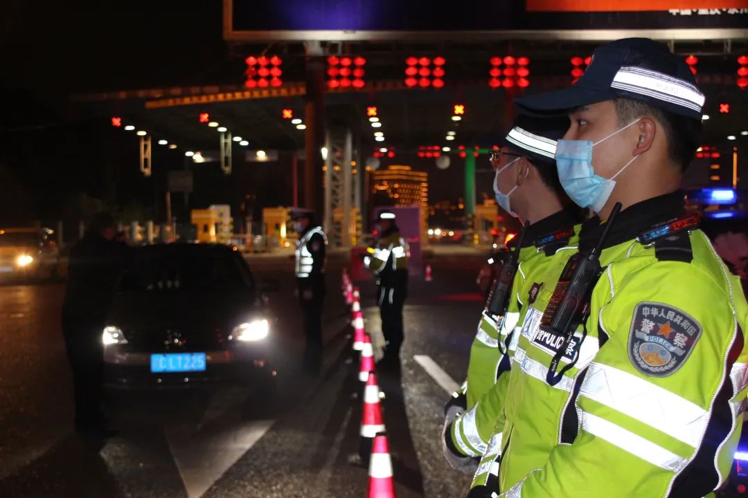 执勤民警坚守岗位 图:重庆交巡警