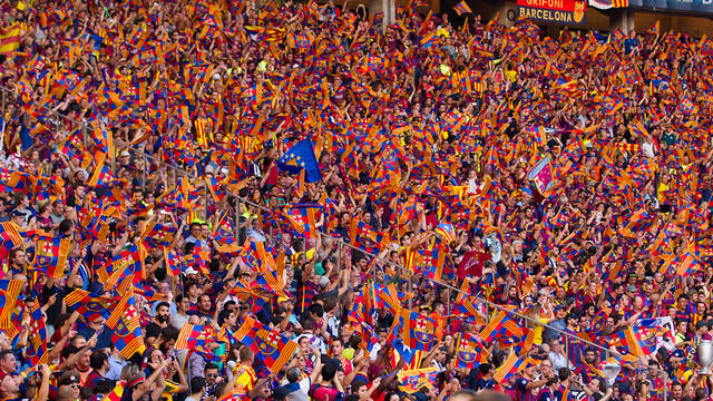 常规操作!巴萨球迷夜里到巴黎球员酒店外放烟花